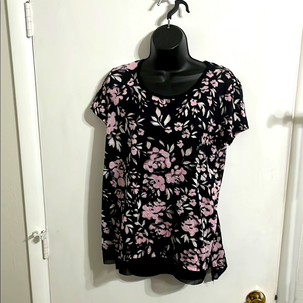 Simply Vera Vera Wang woman’s blouse floral pattern